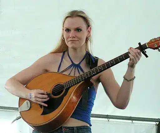 Beth Patterson suona il Bouzouki irlandese al Dublin Ohio Irish Fest